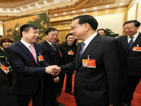 2015年3月，在十二届全国人大三次会议上，中共中央政治局常委、国务院总理李克强与周善红亲切交谈。